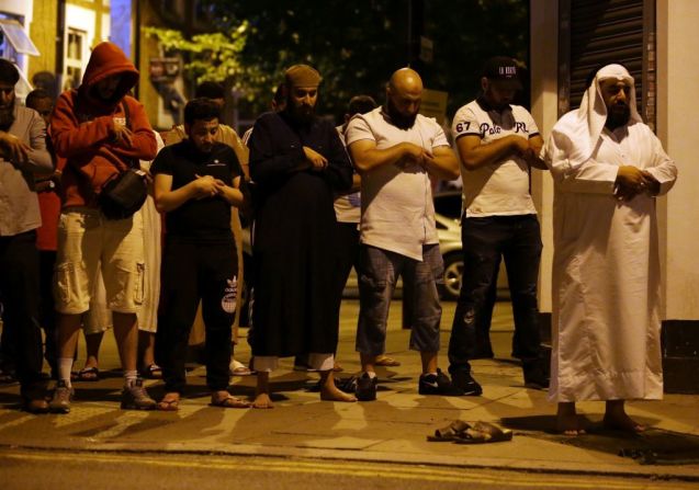 Las personas estaban saliendo de la oración de Ramadán.