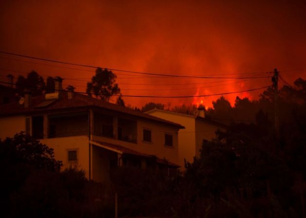 Un salvaje incendio forestal se extendió por el centro de Portugal acabando con la vida de más de 60 personas.