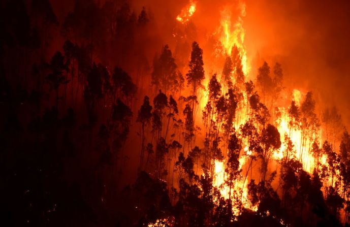 El fuego se extendió el sábado a la comunidad de Pedrogao Grande, obligando a los residentes a evacuar el área en medio de llamas imponentes.