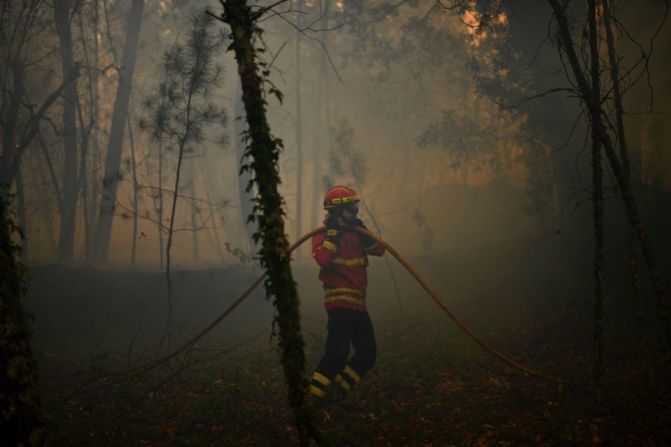 Decenas de personas más resultaron heridas, entre ellas ocho bomberos.