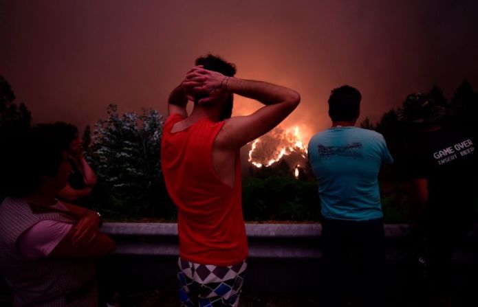 Más de 700 bomberos y otros elementos de emergencia combaten el incendio.