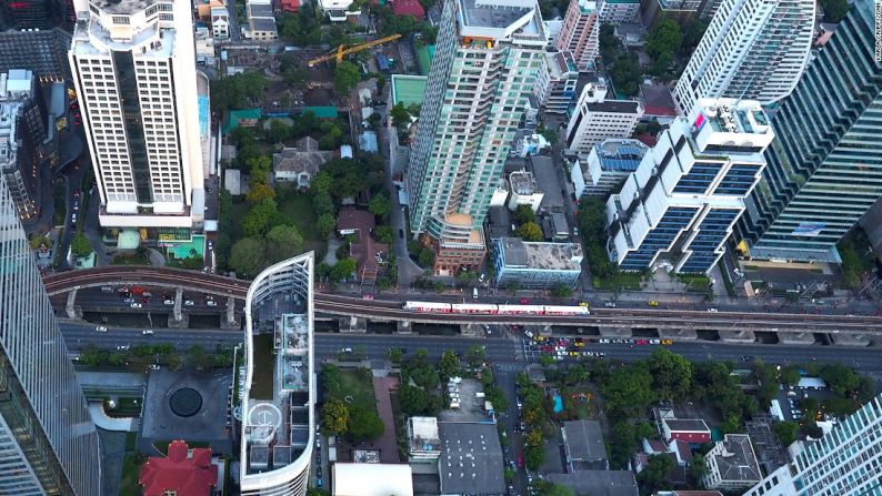 Así se ve el Skytrain de Bangkok desde la cima del enorme rascacielos, 300 metros más abajo. Parece un tren de juguete en miniatura.