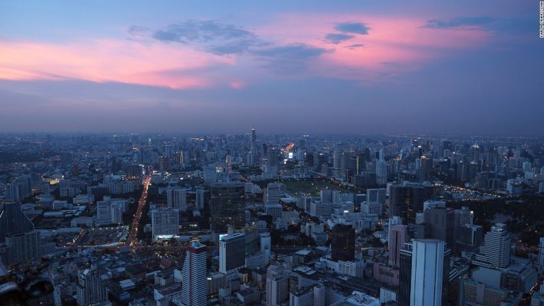 La finalización del MahaNakhon, en el 2016, destronó a la Baiyoke Tower II como el edificio más alto de Tailandia, un edificio de 304 metros de altura en el distrito de Pratunam, terminado en 1997.