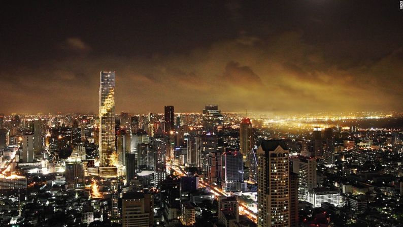 El nuevo rascacielos MahaNakhon es ahora el edificio más alto de Tailandia, con 314 metros de altura. Está en Bangkok y tendrá 77 pisos, los primeros 20 ocupados por el Bangkok Edition, un hotel boutique operado por la cadena Ritz-Carlton. Recorre esta galería para conocer más sobre el nuevo edificio más alto de Tailandia.