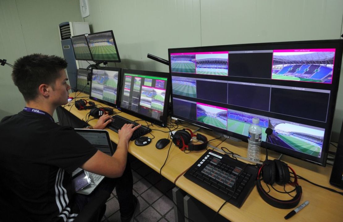 Un operario chequea los monitores que se utilizan para el VAR durante el Mundial Sub 20 de Corea del Sur.