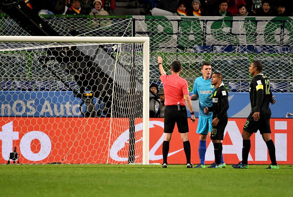 El momento en el que Viktor Kassai sanciona el penalty en contra del Atlético Nacional en el Mundial de Clubes del 2016.