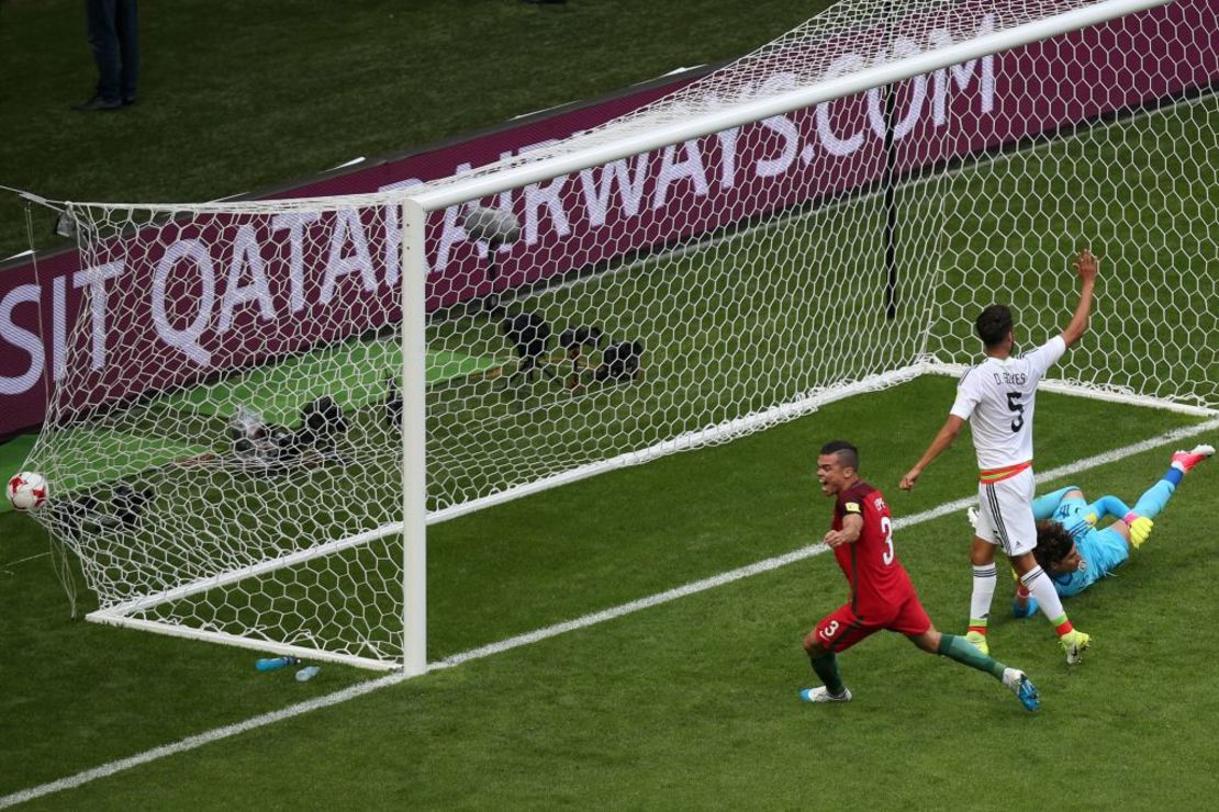 Pepe anota contra México, pero su gol fue luego anulado por el VAR.