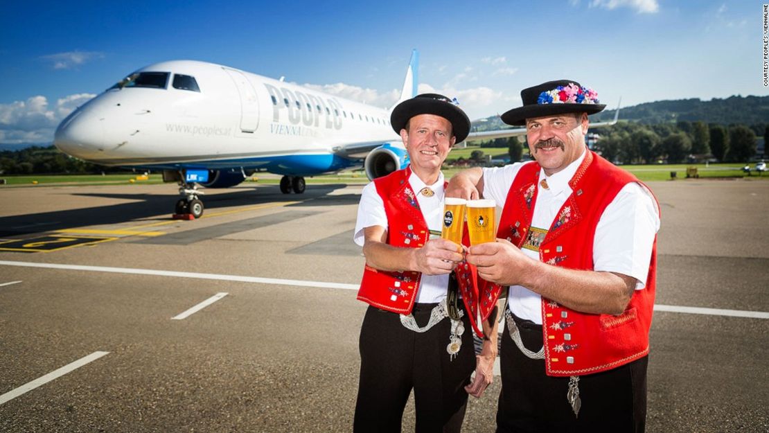 El Aeropuerto de St.Gallen-Altenrhein está en Suiza, pero la aerolínea dueña del mismo y que lo opera es de Austria. Y así sirve al diminuto país de Liechtenstein.