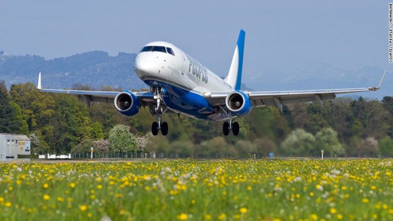 El aeropuerto más cercano de Liechtenstein, St. Gallen-Altenrhein, es en sí mismo protagonista de una situación internacional curiosa pues está localizado justo en la frontera entre Suiza y Austria, pocos metros adentro del territorio suizo, pero su dueña y administradora es una aerolínea austríaca: People's Viennaline.