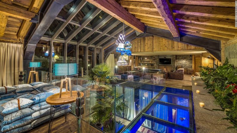 Chalet Husky, Val d'Isere (Francia): El Chalet Husky cuenta con un amplio espacio abierto. El bar y la zona de comedor están conectados con una chimenea abierta rodeada por un sofá y una pasarela de cristal sobre un jardín interior con atrio.