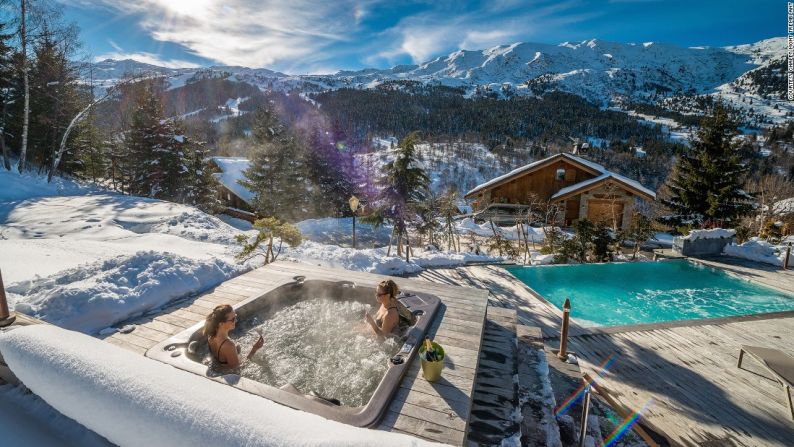 Chalet Mont Tremblant, Meribel (Francia): El galardonado chalet cuenta con una piscina climatizada al aire libre y bañera de hidromasaje, además de un baño turco y salas de masaje para aliviar las extremidades cansadas.