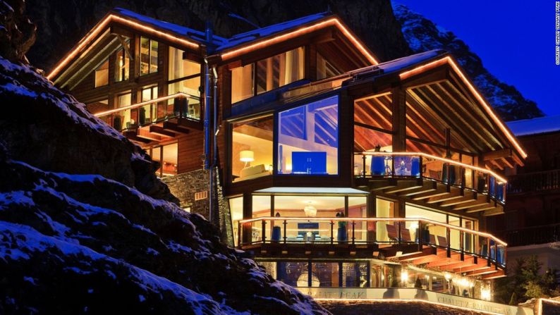 Chalet Zermatt Peak, Zermatt (Suiza): El túnel de entrada tallado en la roca es una reminiscencia de la guarida de un villano de James Bond. Una escalera flotante de nogal, acero y vidrio y un ascensor dan acceso a cinco niveles más de lujo suizo.