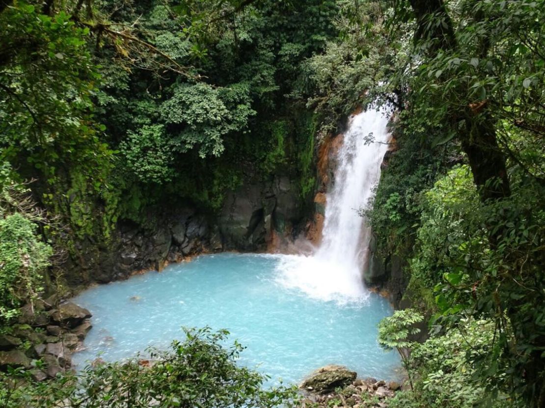 La catarata con aguas color turquesa derRío Celeste es uno de los principales atractivos del Parque Nacional Volcán Tenorio.