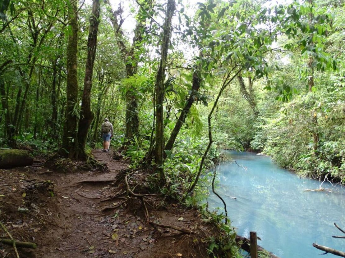 En los teñideros el río adquiere su tono turquesa.