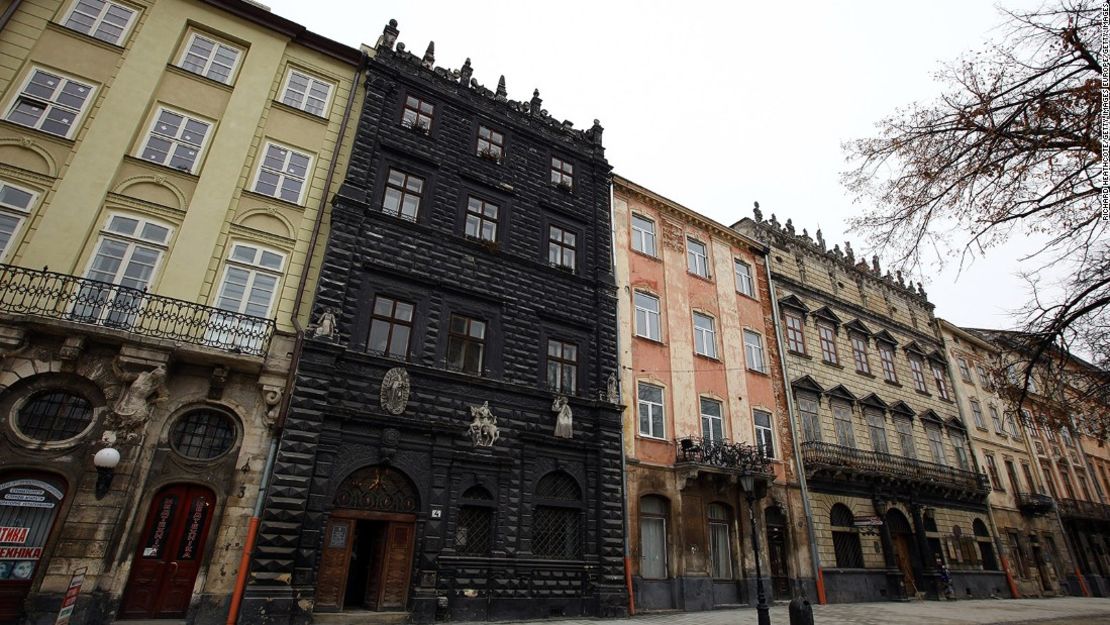 La Casa de las Piedras Negras, construida en 1588, es una de las más famosas de la ciudad de Lviv.