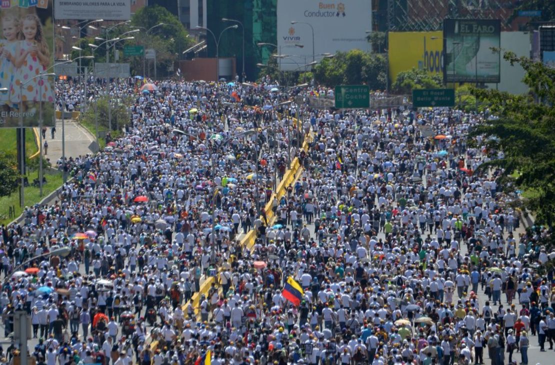 CNNE 422602 - topshot-venezuela-crisis-opposition-protest