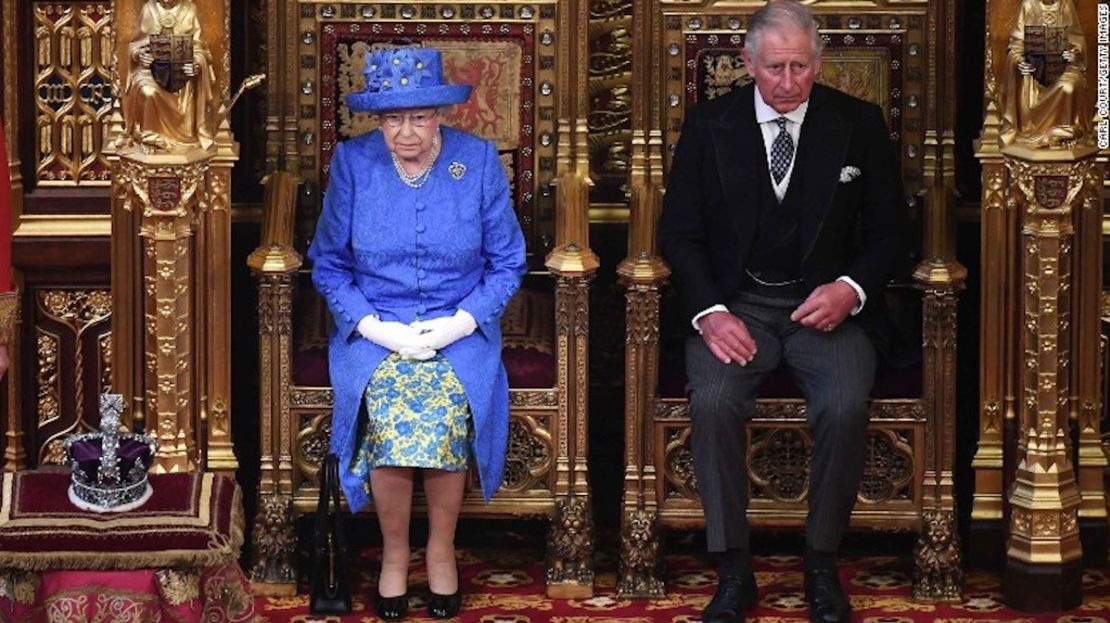 La reina Isabel II y el príncipe Carlos en la Cámara de los Lores para el discurso de reina.