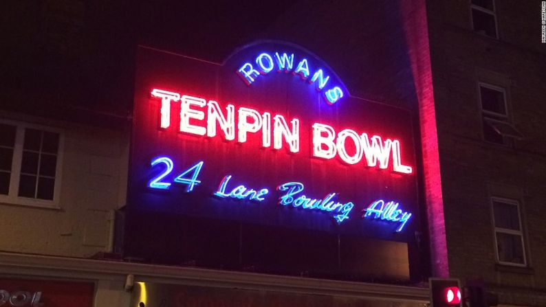 El 'Rowans Tenpin Bowl', a un par de pasos de la línea del metro Victoria Line, es una gran opción para jugar bolos, karaoke, ping pong y billar mientras oyes buena música.