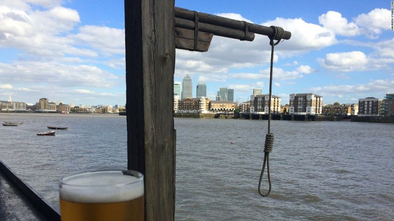 En 'The Prospect of Whitby', el bar a la orilla de río más antiguo de Londres, los clientes pueden tomarse una pinta de cerveza en un balcón con una réplica recuerda las ejecuciones que se hacían en el muelle, hace cientos de años.