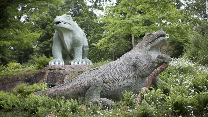 La paleontología todavía no se había desarrollado cuando Benjamin Waterhouse Hawkins creó las primeras esculturas de dinosaurios del mundo, en 1854. Están en el Parque del Palacio de Cristal, en el sureste de Londres. Para conocer qué otros planes puedes hacer si visitas la capital británica, recorre la siguiente galería.