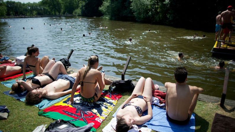 El parque más grande de Londres es el Hampstead Heath. Los lagos de hombres y de mujeres están abiertos todo el año y el lago mixto está abierto de mayo a septiembre. También hay una piscina en la base de la Colina del Parlamento del Heath.