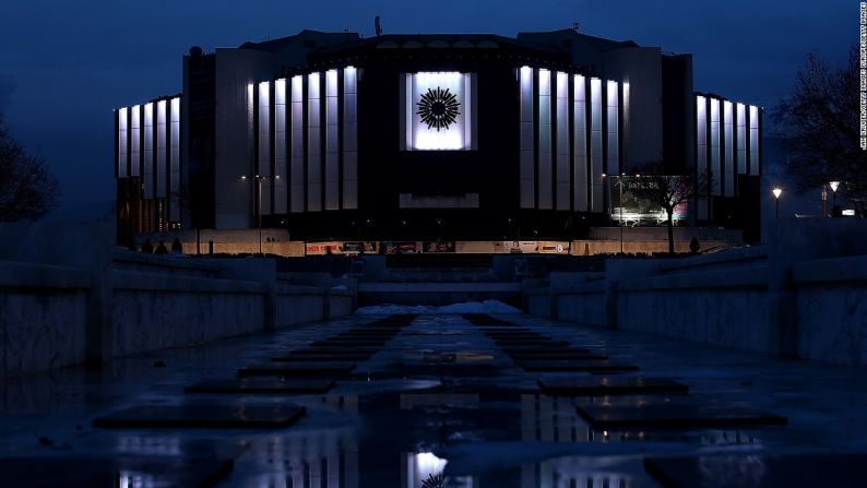 La novela 'Lo que le pertenece', de Garth Greenwell, comienza en el Palacio Nacional de la Cultura de Sofía (Bulgaria) y lleva a los lectores a través de un viaje íntimo donde los detalles de la ciudad son observados con tanto cuidado como los detalles de la relación de los protagonistas.