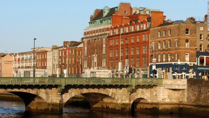 El Río Liffey aparece en muchas de las obras de James Joyce, incluido 'Ulises'. Dublín se llena de seguidores de este escritor irlandés todos los 16 de junio, en el llamado 'Bloomsday'.