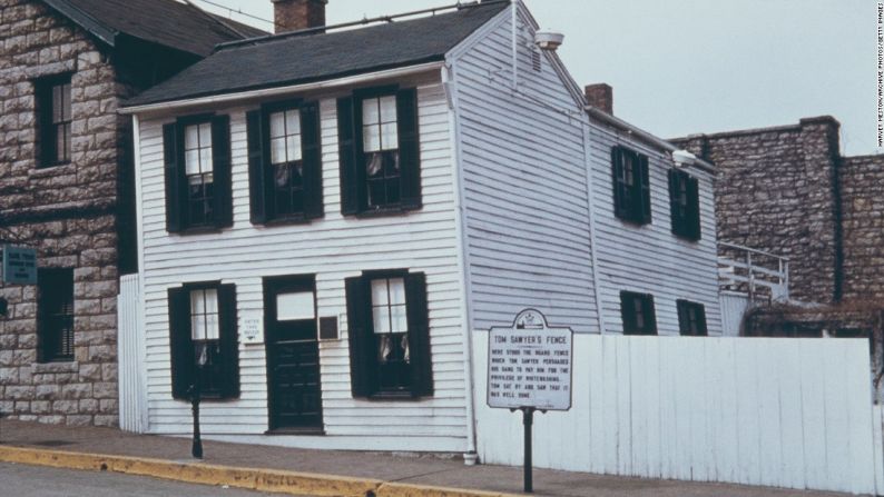 La ciudad de Hannibal, en Missouri, inspiró 'Las aventuras de Tom Sawyer' de Mark Twain. Hoy, la casa donde creció el autor es un museo.