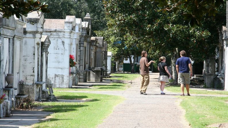 Si te gustan las historias de vampiros y de brujas de Anne Rice, entonces visita las tumbas del Cementerio Lafayette en Nueva Orleans.