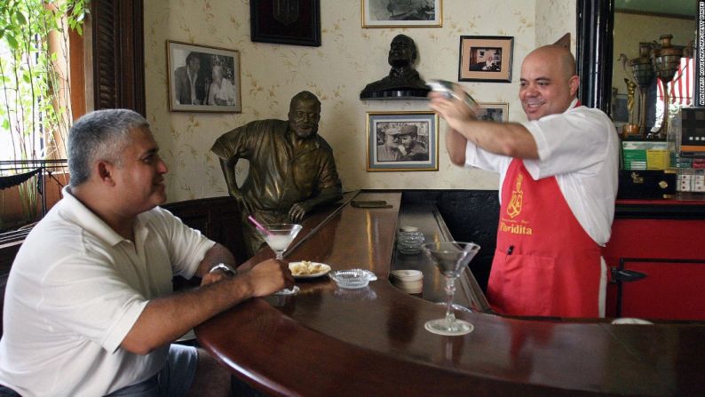 Ernest Hemingway era un cliente regular del bar Floridita, en La Habana, del que se dice creó un trago en su honor llamado daiquirí, que además era uno los favoritos del escritor. Hoy, una estatua de bronce del autor acompaña a los clientes dentro del bar.