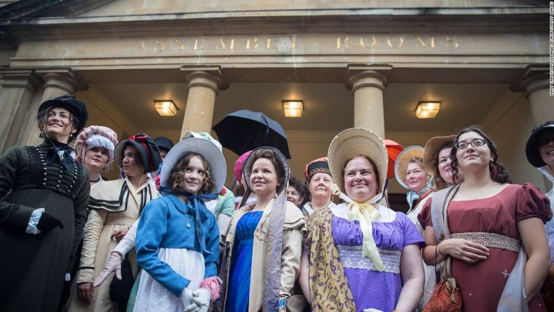 La ciudad inglesa de Bath está muy relacionada con la obra de Jane Austen. Cada septiembre, los seguidores de las obras de esta autora se reúnen allí en el Festival Jane Austen, que incluye un desfile de trajes de época. Te invitamos a viajar con nosotros a través de esta galería, para hacer otras travesías literarias, de la mano de grandes escritores.