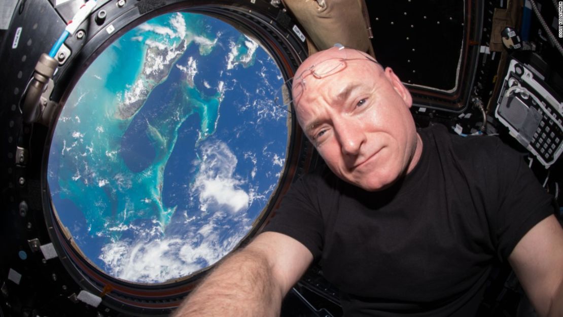 El astronauta Scott Kelly en una misión espacial.