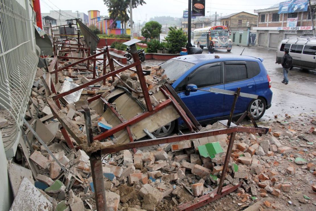 Los escombros cubren la parte delantera de un auto en Quetzaltenango tras el sismo del pasado 14 de junio en Guatemala.