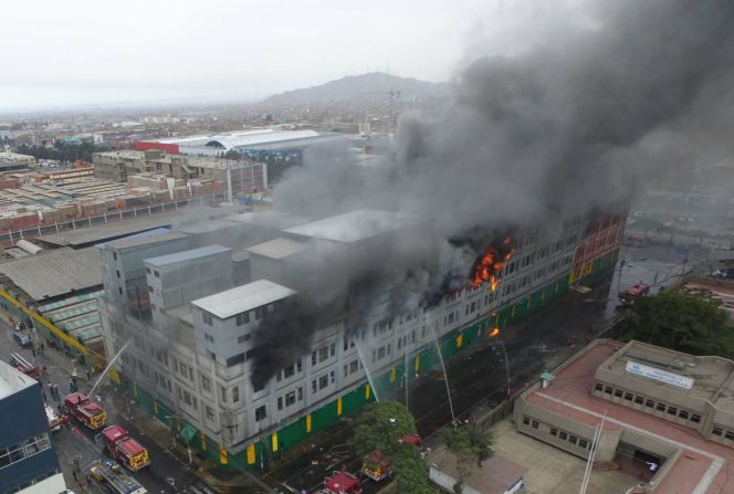 El incendio se generó en un edificio de cinco pisos, donde se reportó que al menos hay cuatro personas atrapadas.