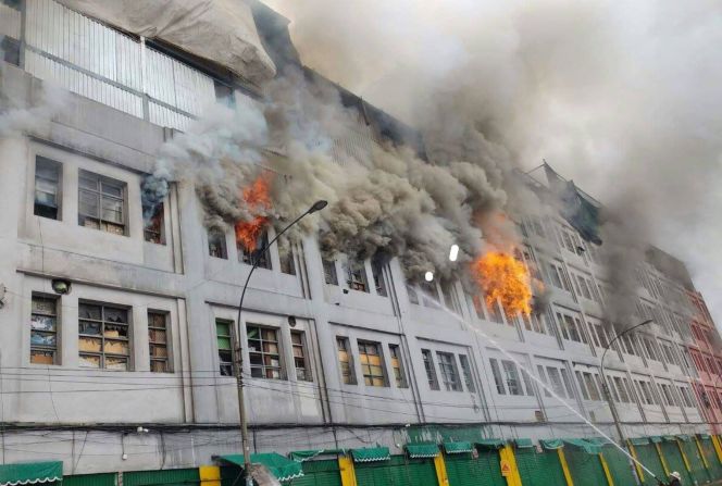 Los bomberos también informaron que hay dos de sus hombres con quemaduras de primer grado. Uno de ellos ya está fuera de peligro.