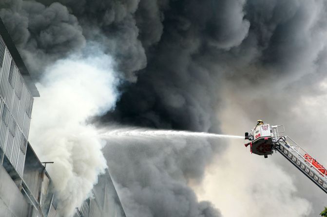 El Servicio de Agua Potable y Alcantarillado de Lima anunció que aumentaría la presión del agua para ayudar a sofocar el incendio.