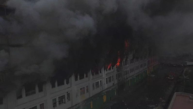 Desde el medio día de este jueves un incendio consume un edificio de cinco pisos en el centro de Lima.