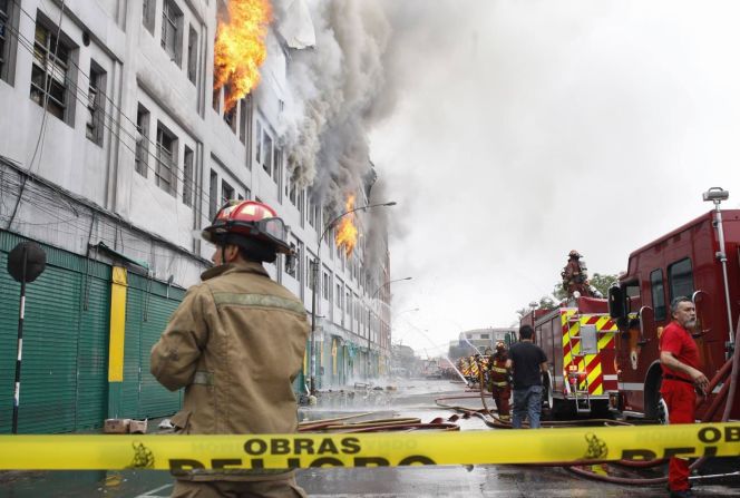 La Policía también anunció cierres en calles aledañas al sector donde se presentó el incendio.