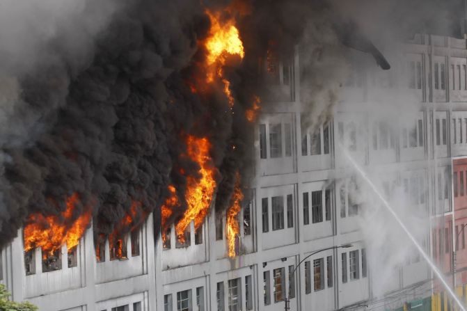 Este incendio en la zona de Las Malvinas ocurre 10 días después de sucedido otro de grandes dimensiones en la galería La Cochera, en Mesa Redonda, y del siniestro en un almacén de productos plásticos del Callao un día después.