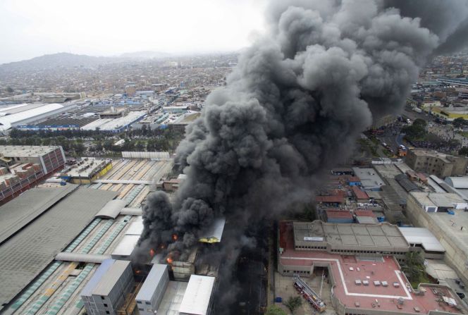 Las personas atrapadas en el incendio se encuentran en la parte alta del edificio, informaron los bomberos.