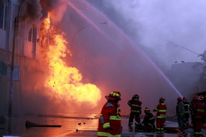 La agencia de noticias peruana Andina reportó que por momentos se escuchan explosiones dentro del edificio donde se generó el incendio.