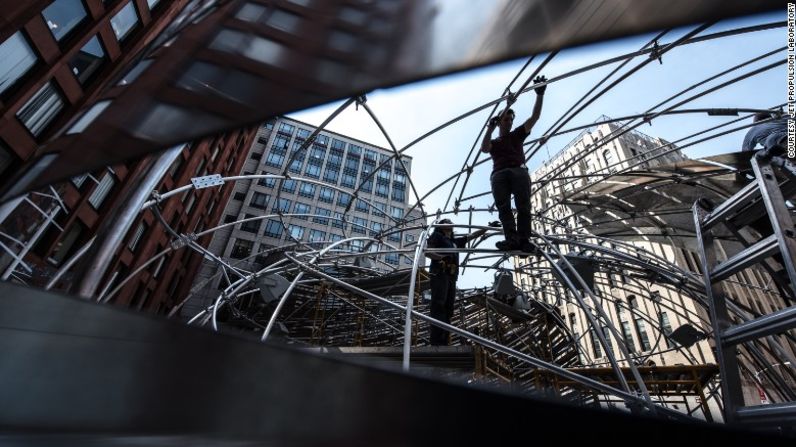 Orbit Pavilion – Dentro de la instalación en forma de concha, los visitantes pueden escuchar los sonidos de los diferentes satélites de la NASA justo encima de ellos, lo que produce un efecto similar al de jets volando apenas unos centímetros sobre la cabeza.