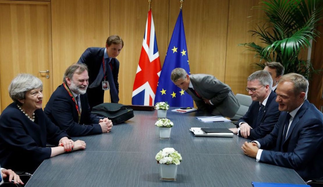 La primera ministra Theresa May y funcionarios europeos durante una reunión en Bruselas