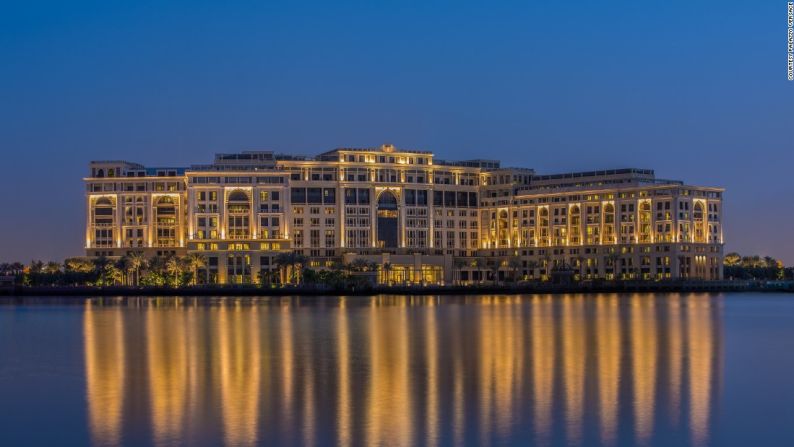 The Palazzo Versace, construido para imitar la estética maximalista de los palacios italianos del siglo XVI, tiene 215 habitaciones de lujo. Se cree que su construcción costó 625 millones de dólares.