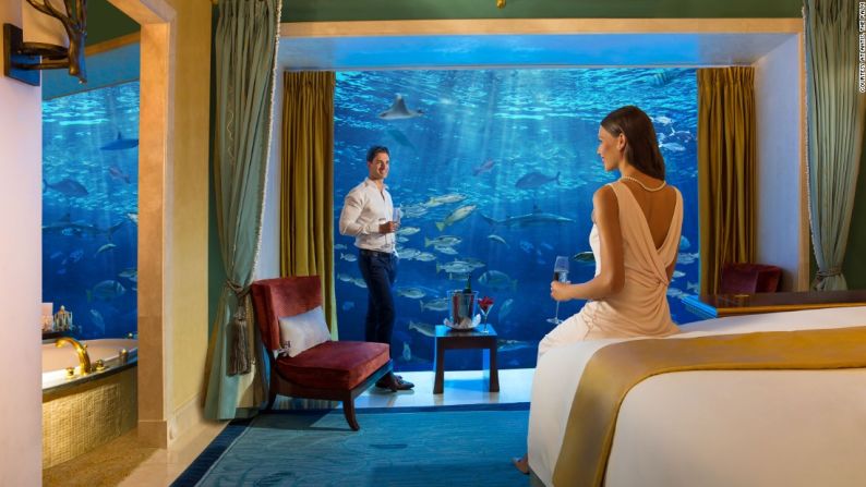 Suite Submarina del Hotel Atlantis - Esta no es la primera habitación de hotel del mundo que te permite ver a los peces, pero estas suites del Atlantis son tal vez las más grandes y las más famosas.