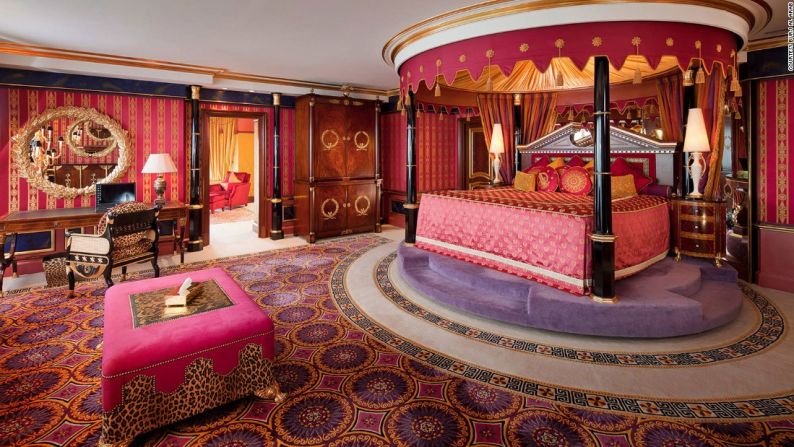 Burj Al Arab - Todavía no estamos seguros para qué necesitarías una cama giratoria, pero por 24.000 dólares la noche podrás dedicarte a pensar en ello en la Burj Al Arab's Royal Suite. Ubicada en el primer hotel de siete estrellas del mundo, y adornada de manera suntuosa a lo largo de 780 metros cuadrados, es tal vez el lugar más codiciado para poner tu cabeza en Dubai. Además, seguro dormirás bien si tienes 14 tipos distintos de almohadas para elegir. Mira las siguientes fotos para conocer otros hoteles lujosos y extravagantes de Dubai.