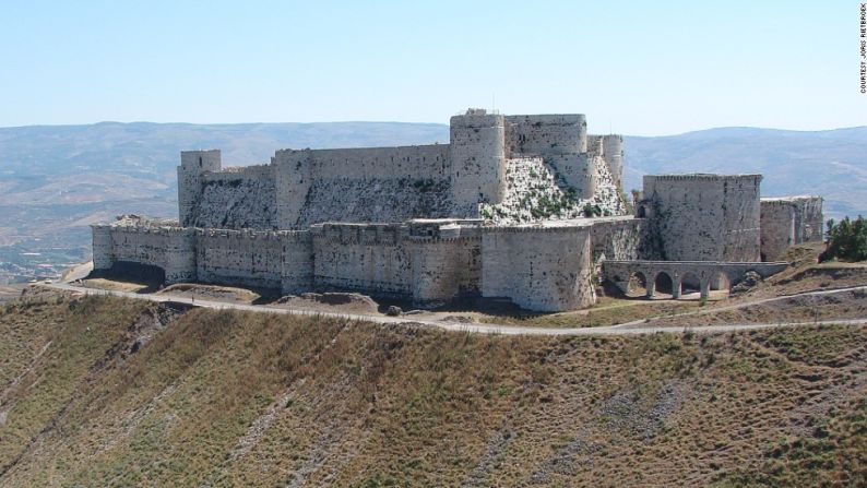 Crac des Chevaliers, Siria — El castillo de los Cruzados del siglo XI sobrevivió siglos de batallas y desastres naturales y se volvió Patrimonio de la Humanidad en 2006 junto al castillo adyacente de Qal'at Salah El-Din. Las paredes quedaron severamente dañadas por los bombardeos y la artillería del régimen en 2013, y los rebeldes tomaron posiciones dentro de esta edificación.