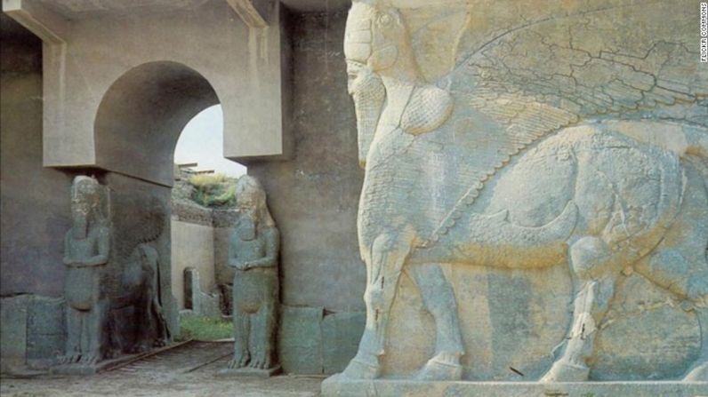 Nimrud, Iraq — La antigua ciudad asiria ubicada cerca de la provincia de Nineveh, en Iraq, fue el hogar de innumerables tesoros del imperio, incluyendo estatuas, monumentos y joyas. Después de la invasión de Estados Unidos, en 2003, el sitio ha sido devastado por saqueos y muchas de las piezas robadas se encontrando en museos en el extranjero.