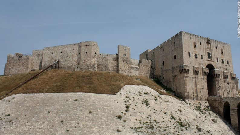 Ciudadela de Aleppo, Siria — La fortaleza tiene por lo menos cuatro milenios, desde los días de Alejandro Magno, pasando por el dominio romano, mongol y otomano. El lugar casi no ha cambiado desde el siglo XVI y es uno de los sitios de Patrimonio Mundial más populares de Siria. La ciudadela ha sido utilizada últimamente como base del Ejército en los más recientes combates y varios de sus edificios históricos han sido destruidos.