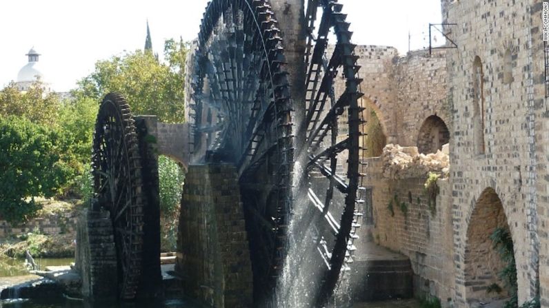 Norias de Hama, Siria — Estas ruedas de agua de 20 metros de ancho fueron documentadas por primera vez en el siglo V, lo que representa un ancestral e ingenioso sistema de riego. Diecisiete de las norias de madera (una máquina para llevar agua hacia un acueducto) sobreviven en el presente y se convirtieron en la principal atracción turística de Hama. Expertos en patrimonio histórico documentaron que varias ruedas fueron incendiadas por combatientes en 2014.